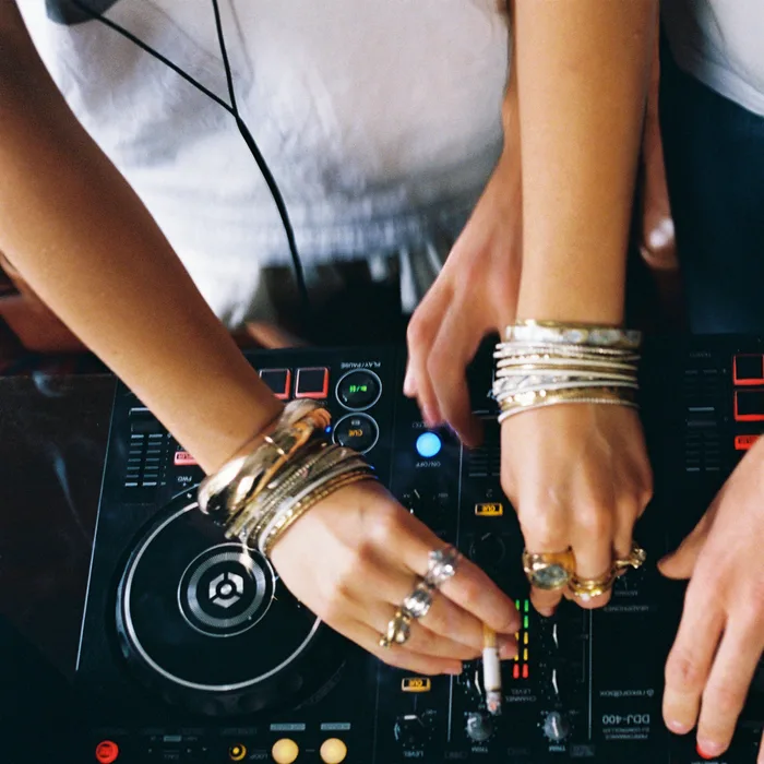 Two pairs of hands on a controller, La Java